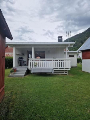 Feriehus ved fjorden i Solvorn